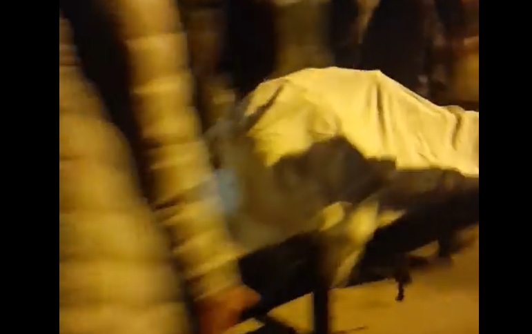 ПОЖАРОТ ИЗГАСНАТ: Тела покриени со бели чаршави изнесени пред болницата во Тетово (ВИДЕО)