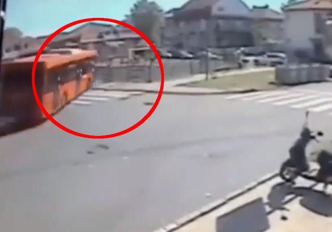 ВИДЕО: Се појави шокантна снимка од моментот кога градски автобус влета во детско игралиште во Земун