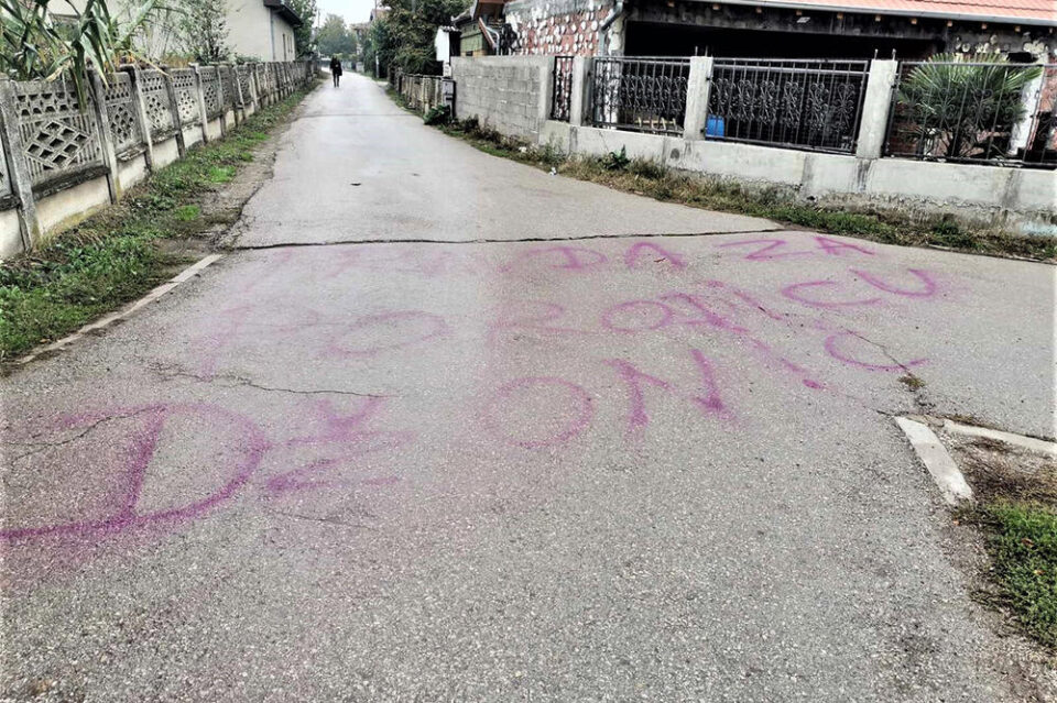 Шокантна порака испишана пред куќниот праг на семејството Ѓокиќ- еве што велат соседите (ФОТО)