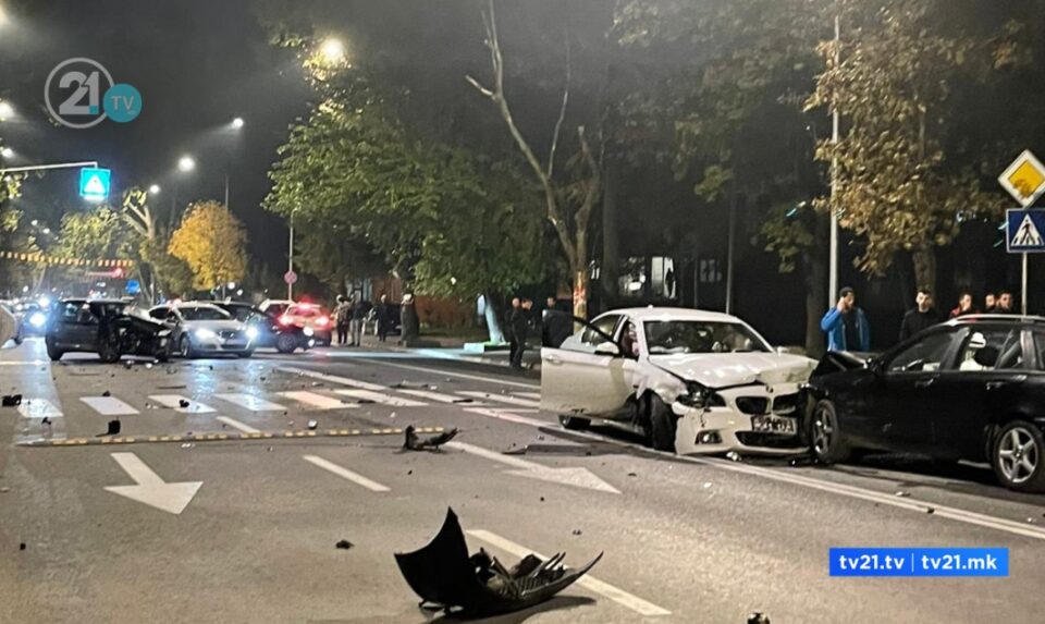 ФОТО: Страшна сообраќајка ноќеска во Скопје при судир на пет возила!
