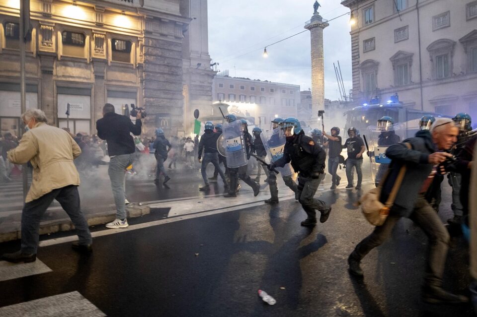 ФОТО: Италија ја воведе една од најстрогите мерки во светот, илјадници луѓе протестираа!
