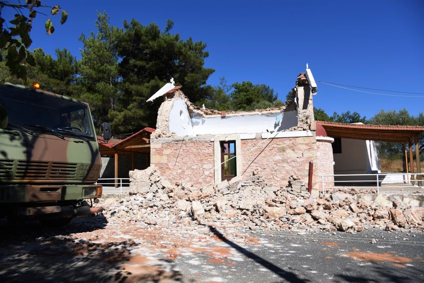 Први слики и снимки од силниот земјотрес на Крит: Разурнати објекти, луѓето трчаат во паника (ВИДЕО)