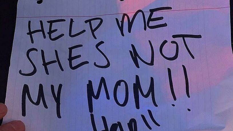 „Помош, таа не е моја мајка“: Девојче од автомобил бараше спас, а кога полицијата ги застана следуваше целосен шок (ФОТО)