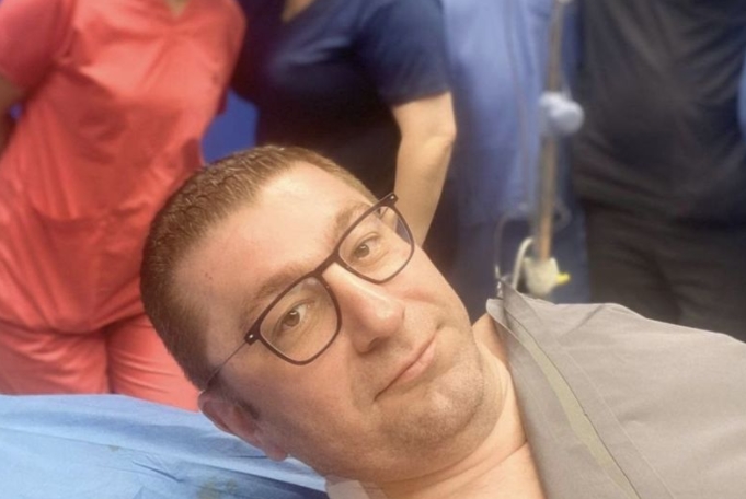 Мицкоски објави фотографија: После 45 минути лесна хируршка интервенција, се чувствувам одлично (ФОТО)