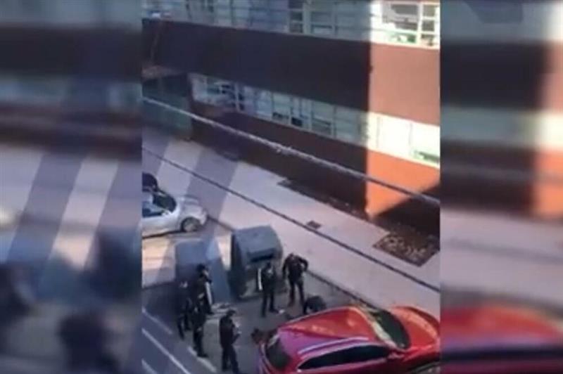 ВИДЕО: Маж се заканувал со нож пред вакцинален пункт, полицијата го застрела- драма во Мадрид