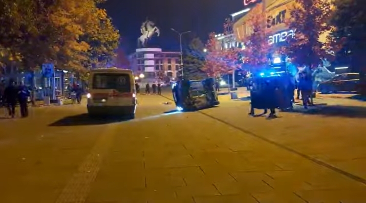 Се преврте автомобил во центарот на Скопје кај Триумфална (ВИДЕО)