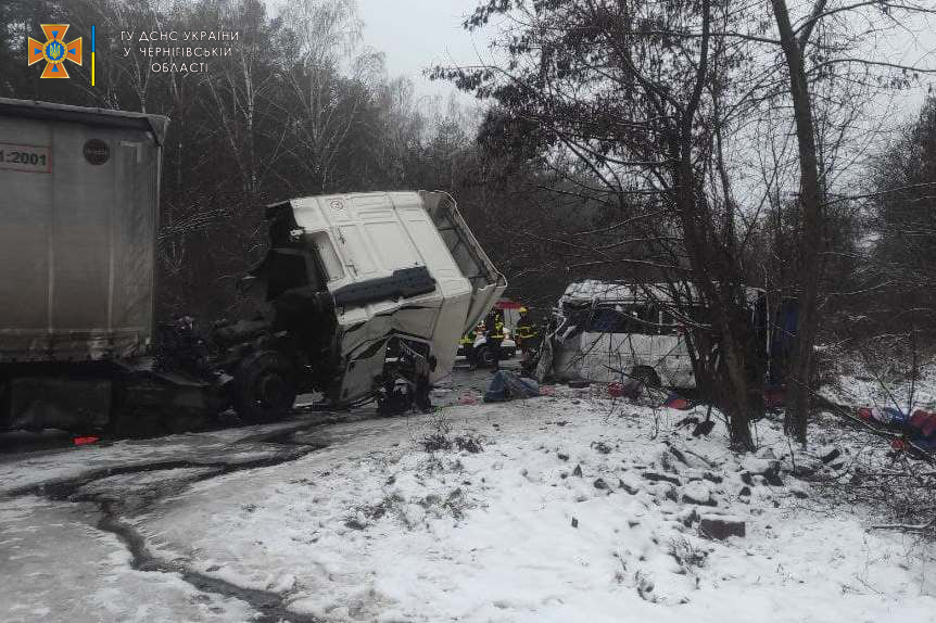 СТРАШНИ ФОТОГРАФИИ: Најмалку десет луѓе загинаа во судир на камион и минибус- голема трагедија во Украина