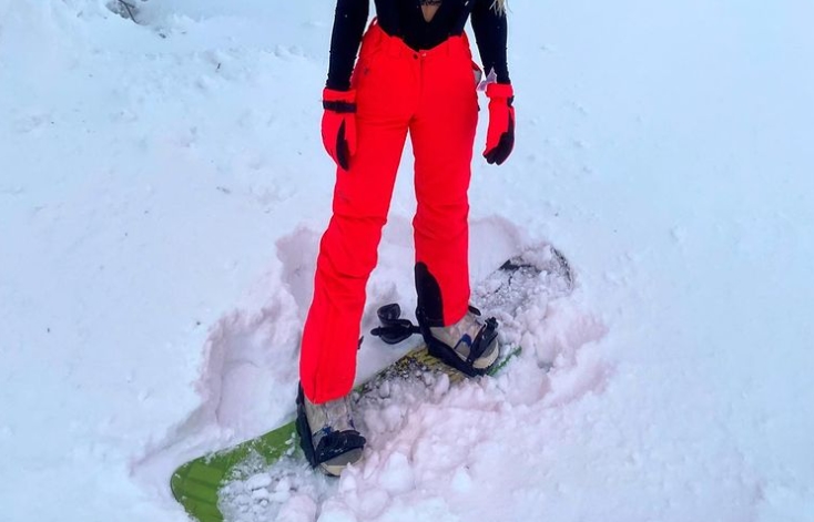 Сања со голи гради деколте до папок на снегот на Копаоник: „Само пневмонија може да те запре“ (ФОТО)