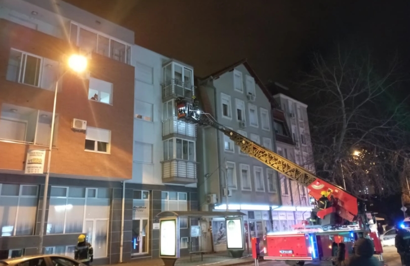 Заврши драмата во Нови Сад: Фрлен солзавец во станот, екипа на Брза помош го изнесе Даниел од зградата