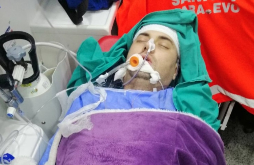 Ни лекарите не ја знаат точната дијагноза: Младиот Елвис вечерва итно со авион е префрлен во Турција