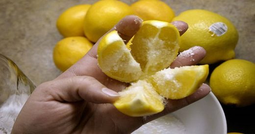 Ставете посолен лимон покрај креветот пред спиење – Нема да верувате какво дејство има