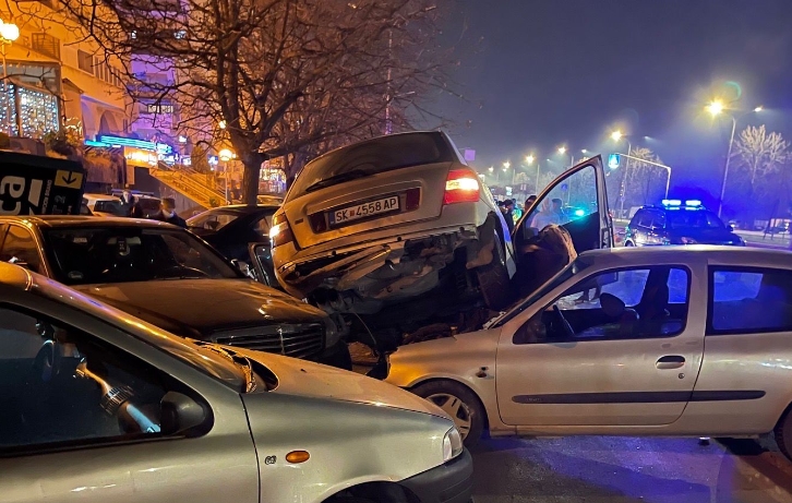 ВОНРЕДНА ВЕСТ: Тешка сообраќајка вечерва во Скопје (ЕКСКЛУЗИВНИ ФОТОГРАФИИ)