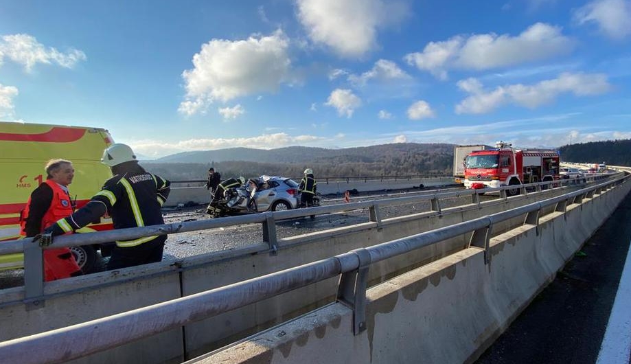 (фото) АВТОМОБИЛОТ ЦЕЛОСНО СМАЧКАН: Две лица загинаа утрово во тешка сообраќајка на автопатот А6 во Хрватска