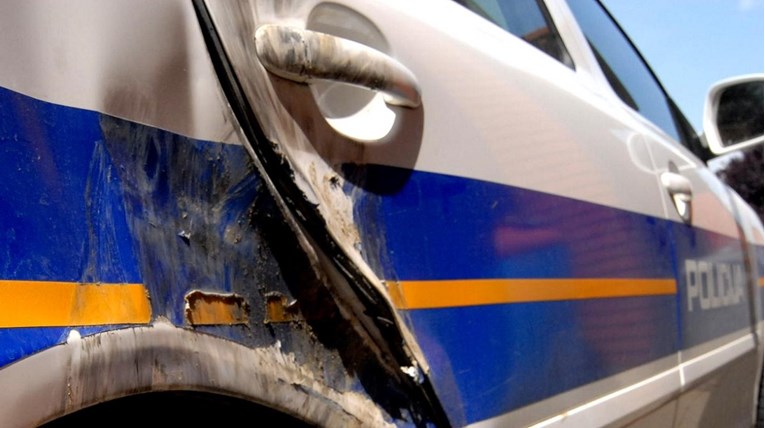 ТЕШКО Е ПОВРЕДЕН: Пијан полицаец со службен автомобил излета од патот и се заби во дрво- несреќа во Хрватска
