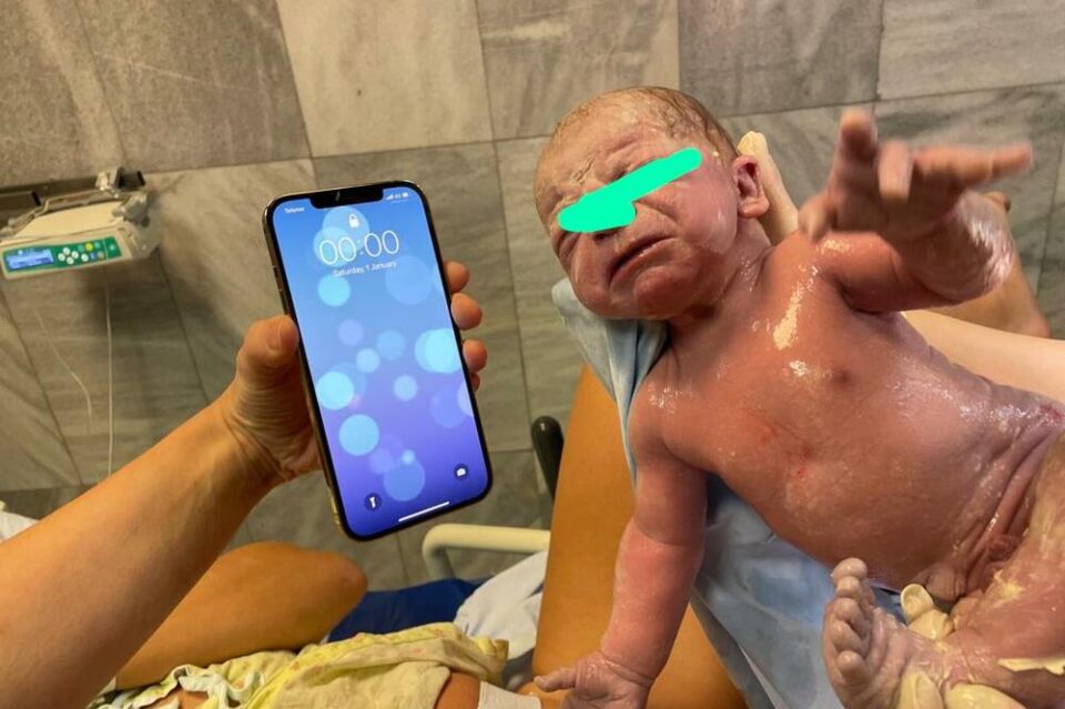 ОБЈАВЕНА ФОТОГРАФИЈА: Ова дете се роди во првата секунда од 2022- вкупно три се родија во првата минута во Србија
