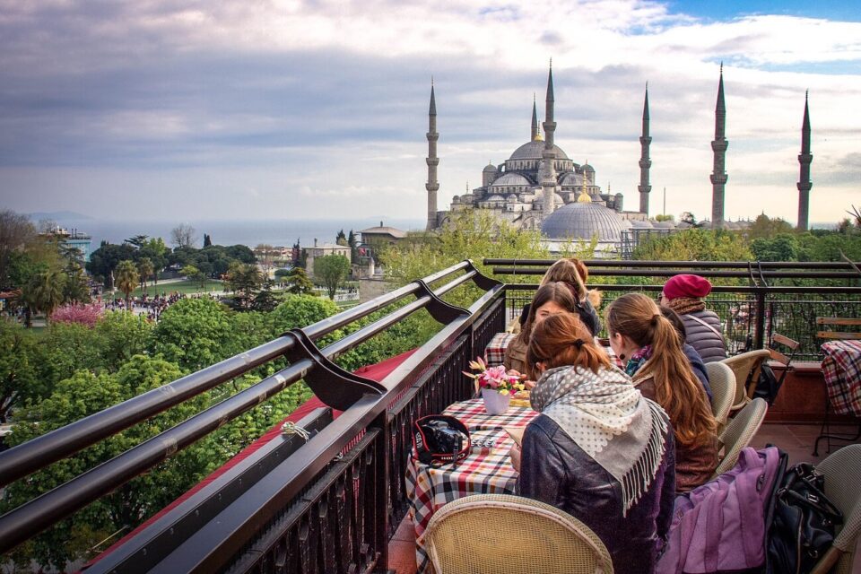 ОВА ТРЕБА ДА СЕ СФАТИ СЕРИОЗНО: Овие работи никако немојте да ги правите во Турција (ВИДЕО)