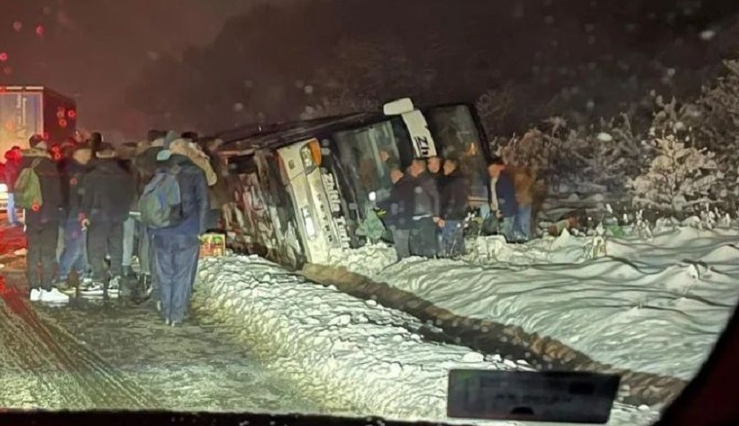 ИМА ПОВРЕДЕНИ: Вечерва околу 22 часот се преврте автобус, повредените се транспортираат во болницата во Крушевац