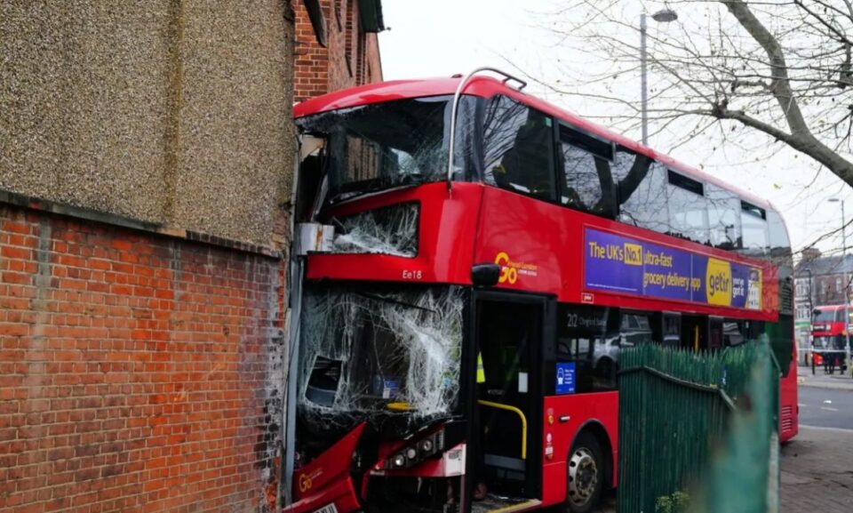 ВИДЕО: Автобус полн со патници се заби во продавница, 19 лица се повредени- несреќа во Лондон
