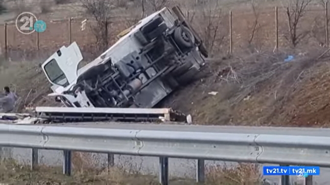 ВОНРЕДНА ВЕСТ: Се преврте камион на автопатот Тетово – Скопје (снимка)