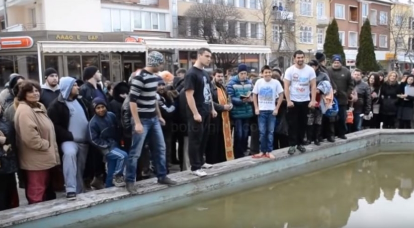 ДА СЕ ПОТСЕТИМЕ: Како Бугарите се испотепаа на Водици за фрлањето на крстот (ВИДЕО СНИМКА)