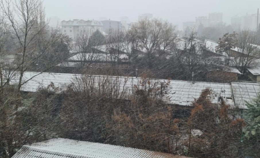 ЕВЕ ШТО НÈ ОЧЕКУВА: Конечно падна снег во Скопје- ќе се формира ли снежна покривка? (ФОТО)