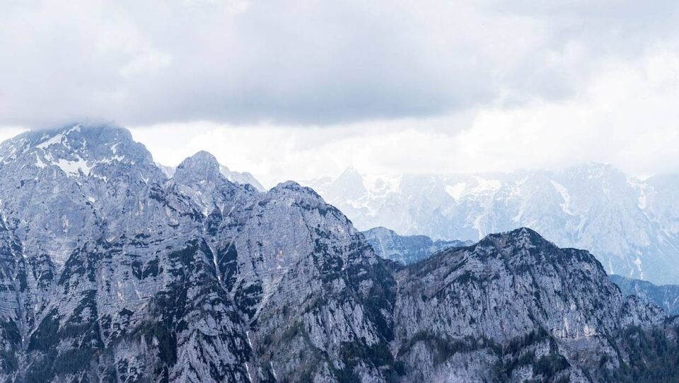 ЦРН ВИКЕНД: Четири лица загинаа викендов, по едно се уште се трага во серијата планински несреќи во Словенија