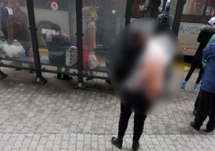 Сите останаа без текст на автобуска постојка: Постара госпоѓа шокираше со она што го носеше на грбот (ФОТО)