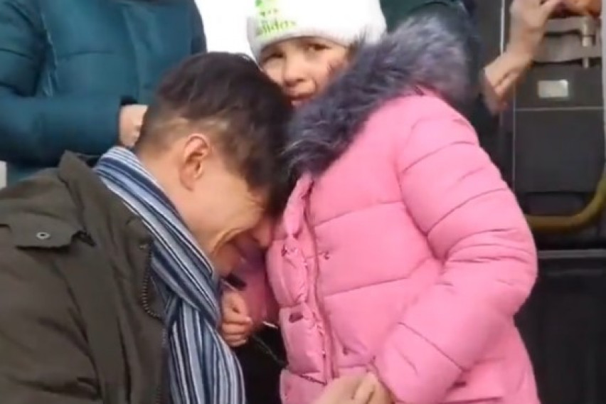 Сцена од Украина која го кине срцето: Татко во солзи се разделува од својата ќерка (ВИДЕО)
