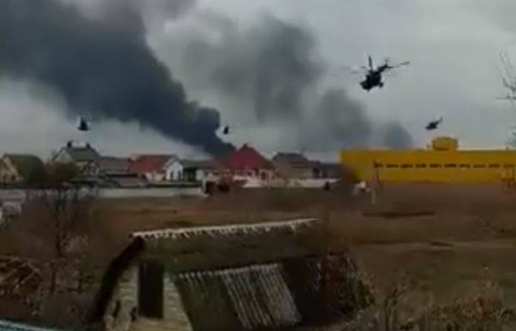 ДРАМАТИЧНА СНИМКА: Русите го зазедоа транспортниот аеродром Антонов на 25 км од Киев (ВИДЕО)