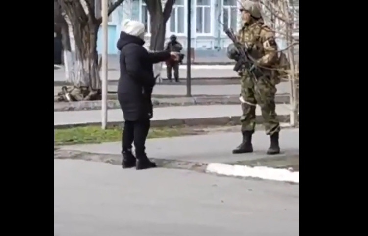 Украинка лице в лице со руски војник- имаше само едно прашање за него (ВИДЕО)