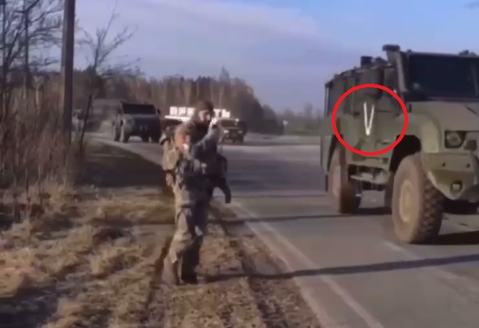 Kолона руска армиjа означена со буквата V оди кон Киев- еве што значи оваа ознака според Украинците (ФОТО)