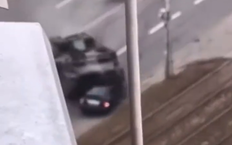 ПРЕСВРТ за снимката која ја виде цел свет: Тенкот кој прегази автомобил сепак не бил руски? (ВИДЕО)