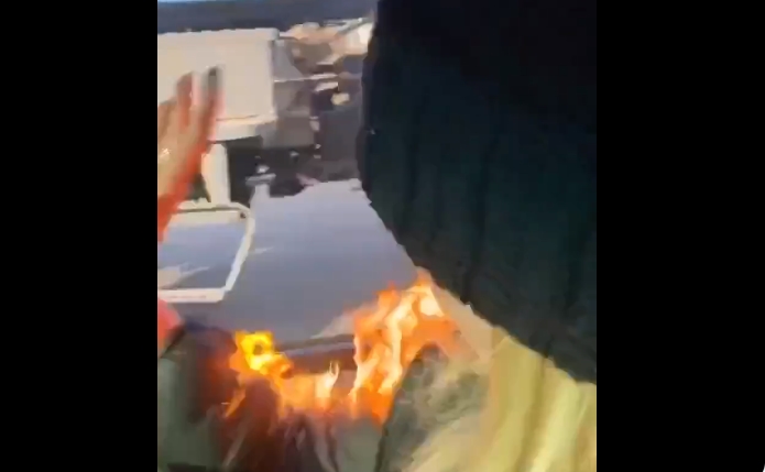 КАКВА Е ОВАА ХРАБРОСТ: Украинка од автомобил фрла молотов коктел врз руски тенк- НЕВЕРОЈАТНО ВИДЕО
