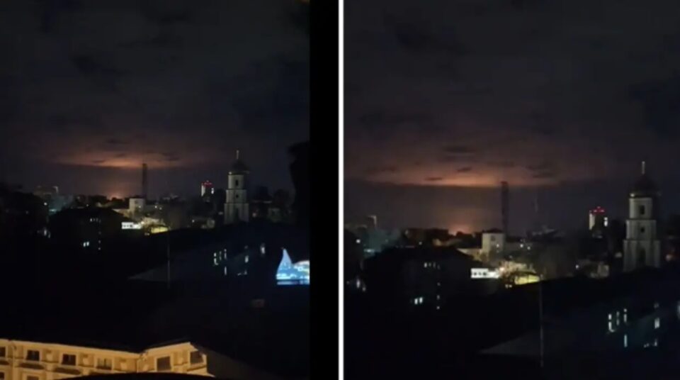 ВИДЕО: Необична пулсирачка светлина над Киев откако пред малку се слушнаа две силни експлозии