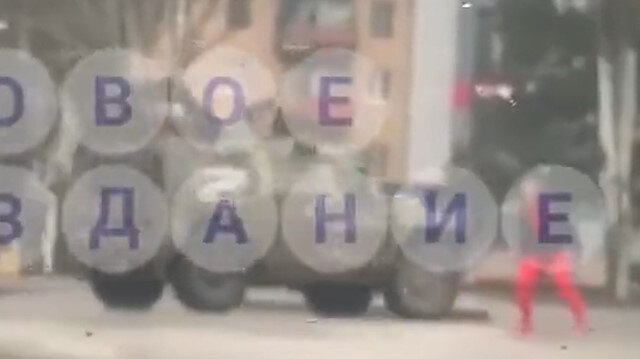 ВИДЕО НА ДЕНОТ: Голорак Украинец се обидува да запре руски воени возила (ВИДЕО)