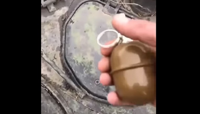 ВИДЕО: Украинец со бомба чука по руско окропно возило и на германски им вели- „Добро утро, руски сви*и“