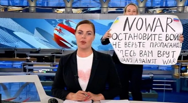 Уредничка на државна руска ТВ влета со транспарент во емисија: Се срамам што ги претворивме Русите во зомби (ВИДЕО)