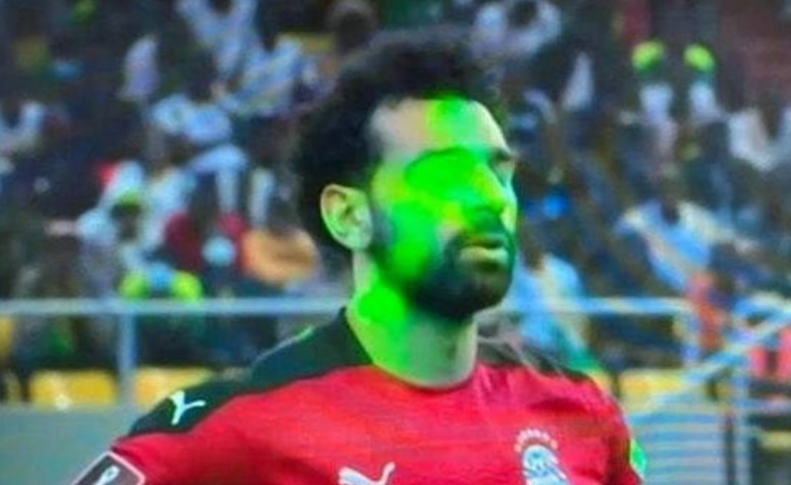 Голем скандал го тресе фудбалскиот свет вечерва: Сенегалците со ласери го ОСЛЕПЕА Салах, се чека реакција на ФИФА (ВИДЕО)
