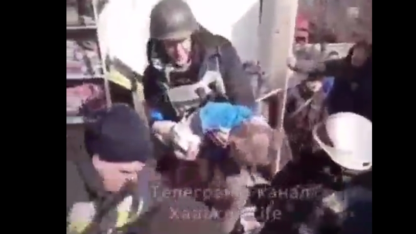 ПОТРЕСНА СНИМКА: Обид да се спаси мало девојче извлечено од урнатините по нападот во Миколаив (ВИДЕО)