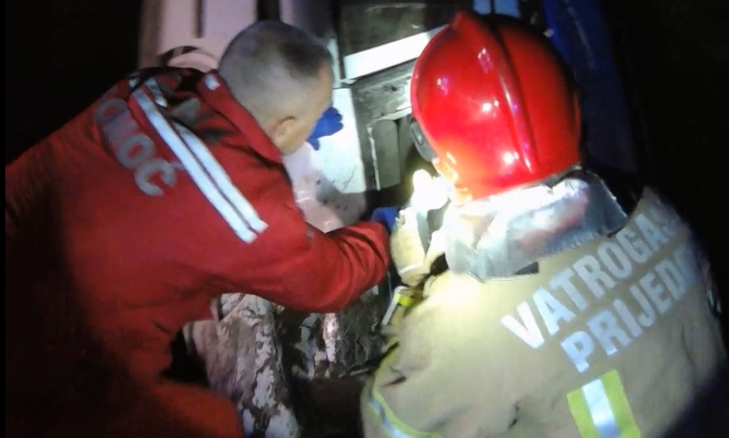 Пожарникари го сечеа возилото за да го извадат возачот- откако стигнаа до него, Итната помош констатираше смрт (ФОТО)