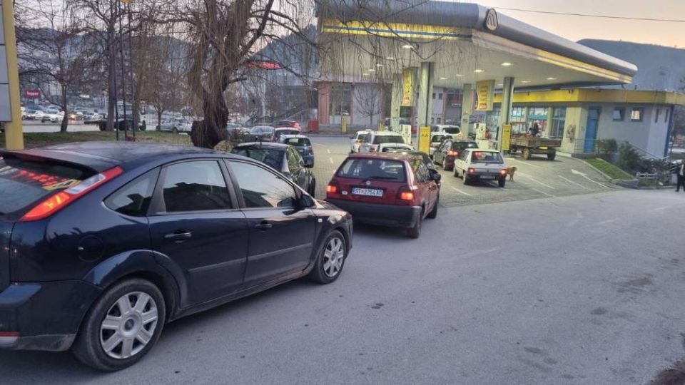 По големите гужви на бензинските: Макпетрол соошти дека набавката на гориво во буриња, канистри и канти е противзаконска