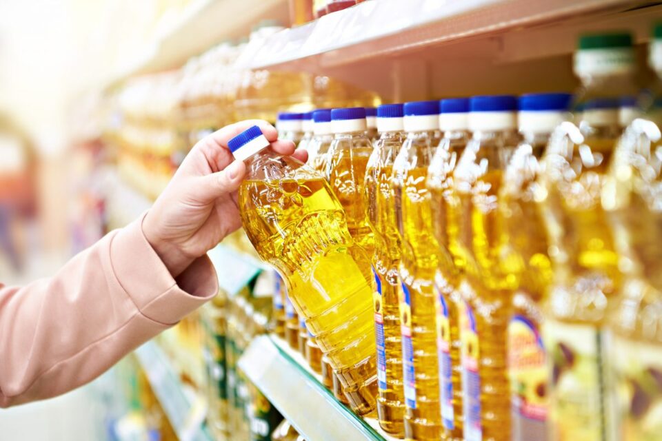 Неверојатни цени: Погледнете колку чини маслото за јадење во продавниците денеска