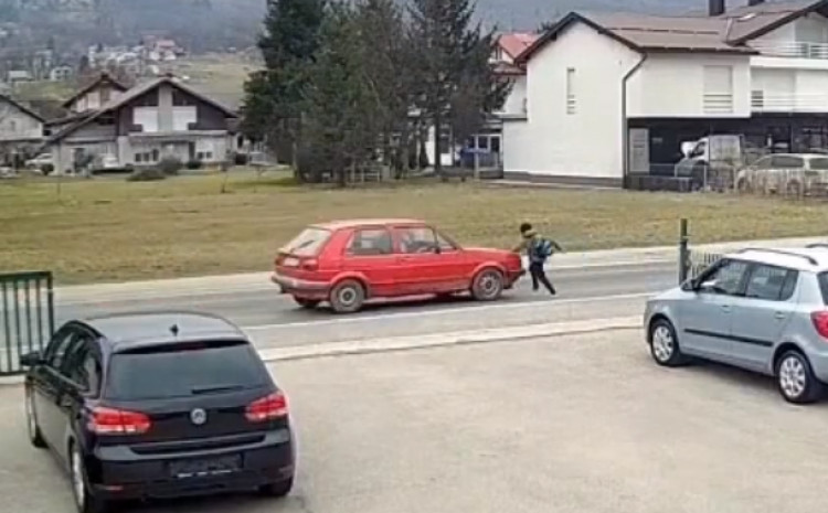 Страшна несреќа снимена на камера: Голф „двојка“ удри во дете, го отфрли неколку метри- ужас на пат во Босна (ВИДЕО)