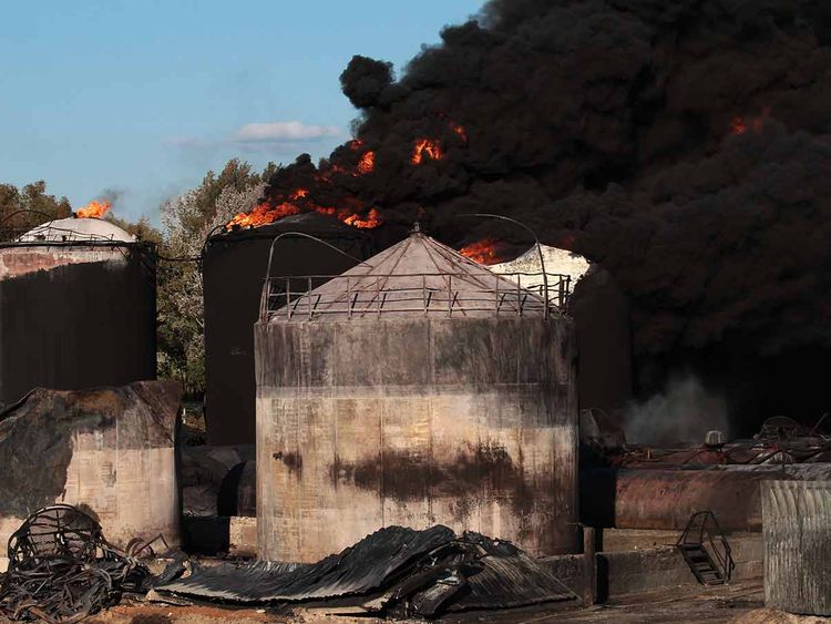 СТРАШНА ЕКСПЛОЗИЈА ВЕЧЕРВА: Повеќе од 100 лица изгореа до непрепознатливост во нелегална фабрика за нафта во Нигерија