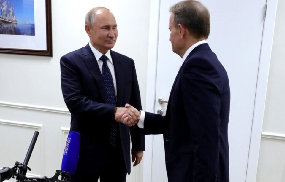 СО ЛИСИЦИ НА РАЦЕТЕ: Зеленски го зароби кумот на Путин (ФОТО)