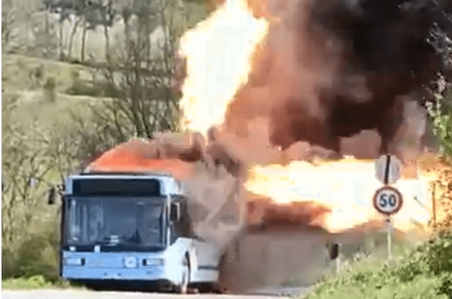 Погледнете како изгледа кога ќе се запали автобус што користи гас? (ВИДЕО)