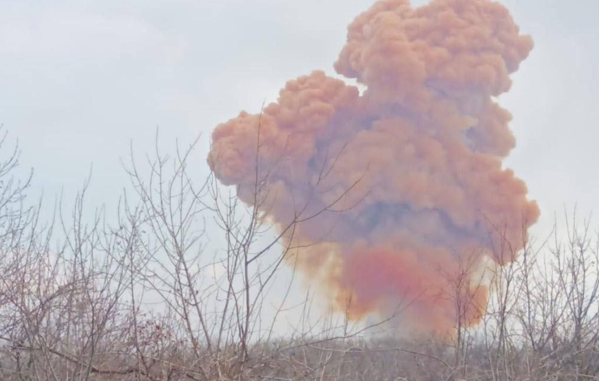 ВОНРЕДНА ВЕСТ: Облак од отровен чад се издигна откако Русија погоди резервоар со азотна киселина (ФОТО)