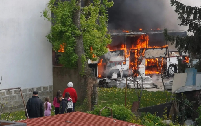 СО ГОДИНИ СТОЕЛ НА ТОА МЕСТО: Пламна автобус во густо населена уличка во хрватскиот град Осиек (ФОТО)