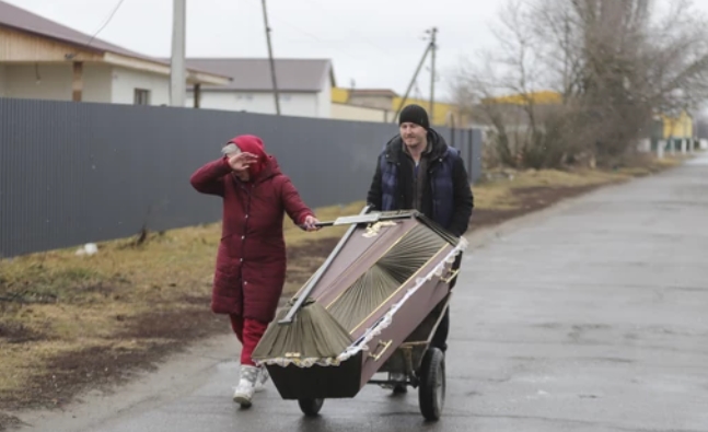 Потресни фотографии од Бородијанка: Русите зад себе оставија смрт и разорување, насекаде испишана буквата Z