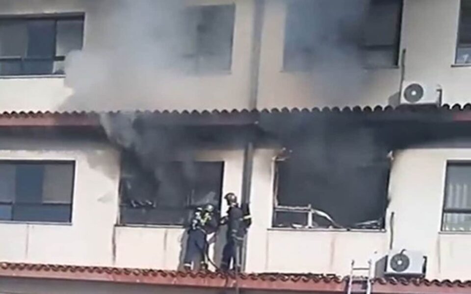 (видео) ЕДНО ЛИЦЕ ЗАГИНА, ДВАЈЦА ПАЦИЕНТИ ПОВРЕДЕНИ: Пожар утрово во болница во Солун